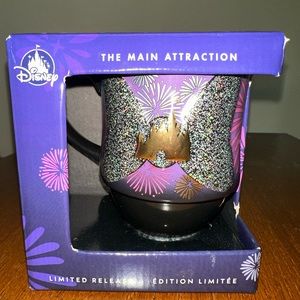 Minnie Mouse Main Attraction December mug